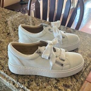 Platform running shoes